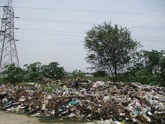 Rubbish at Peryiakulam Lake
